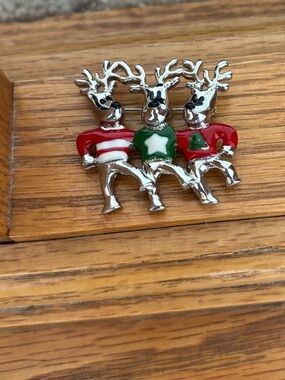 THREE REINDEER CHRISTMAS BROOCH
